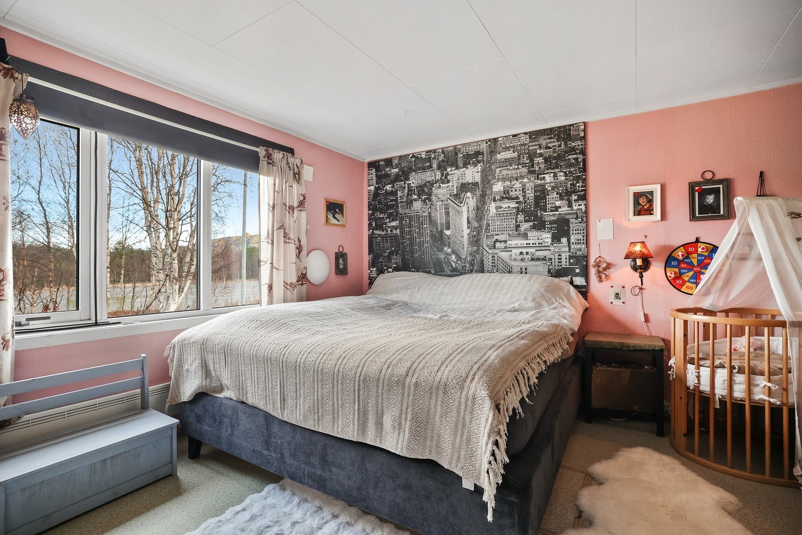 Dette soverommet har god plass til dobbeltseng, nattbord på hver side og annet ønsket møblement. Galleribilde