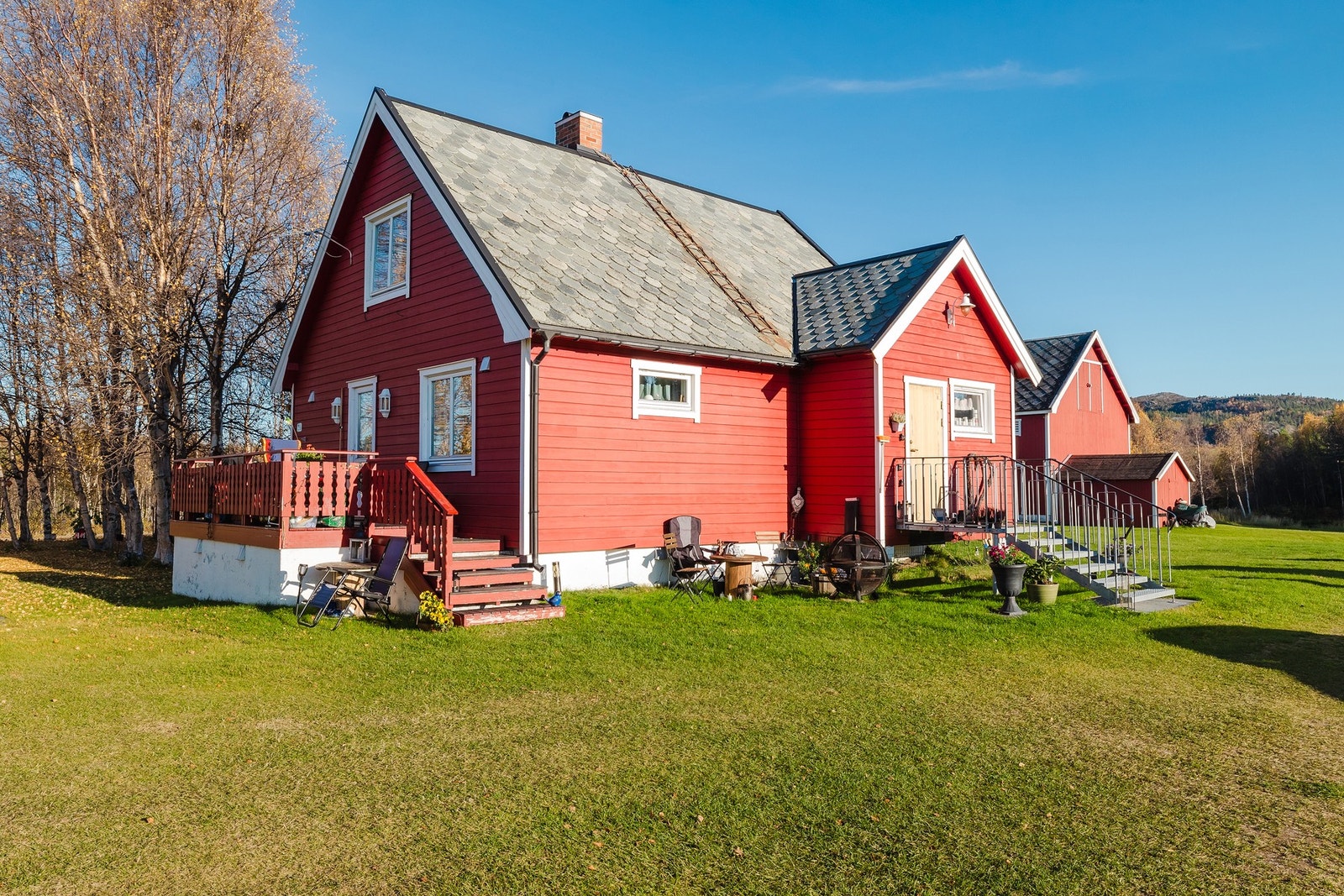 Eiendommen består av en tomt på ca. 88,7 mål, med to eneboliger, to garasjer, et lager/fjøs og en utebod. Galleribilde