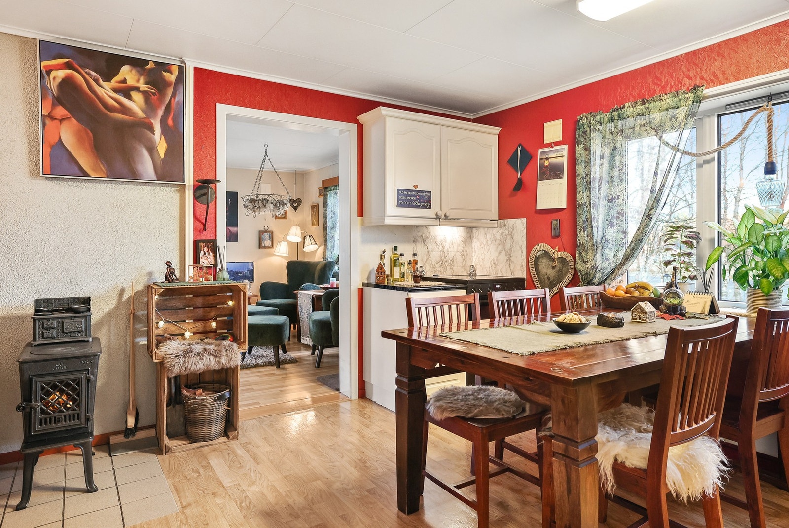 Det er montert en peisovn for hyggelig oppvarming på kjølige dager. Galleribilde