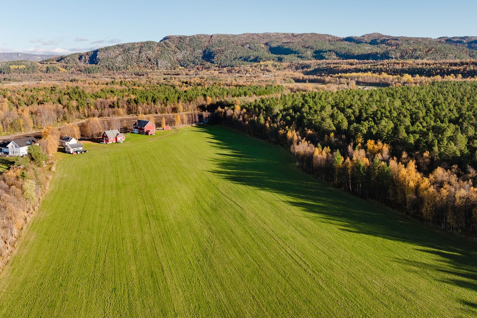 Englandskogen, et verdsatt friluftslivsområde, ligger i umiddelbar nærhet og byr på et nettverk av stier. Galleribilde