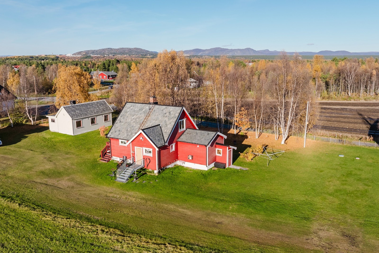 Denne eiendommen gir unike muligheter for den som ønsker mye plass, generasjonsbolig eller videre utvikling. Galleribilde