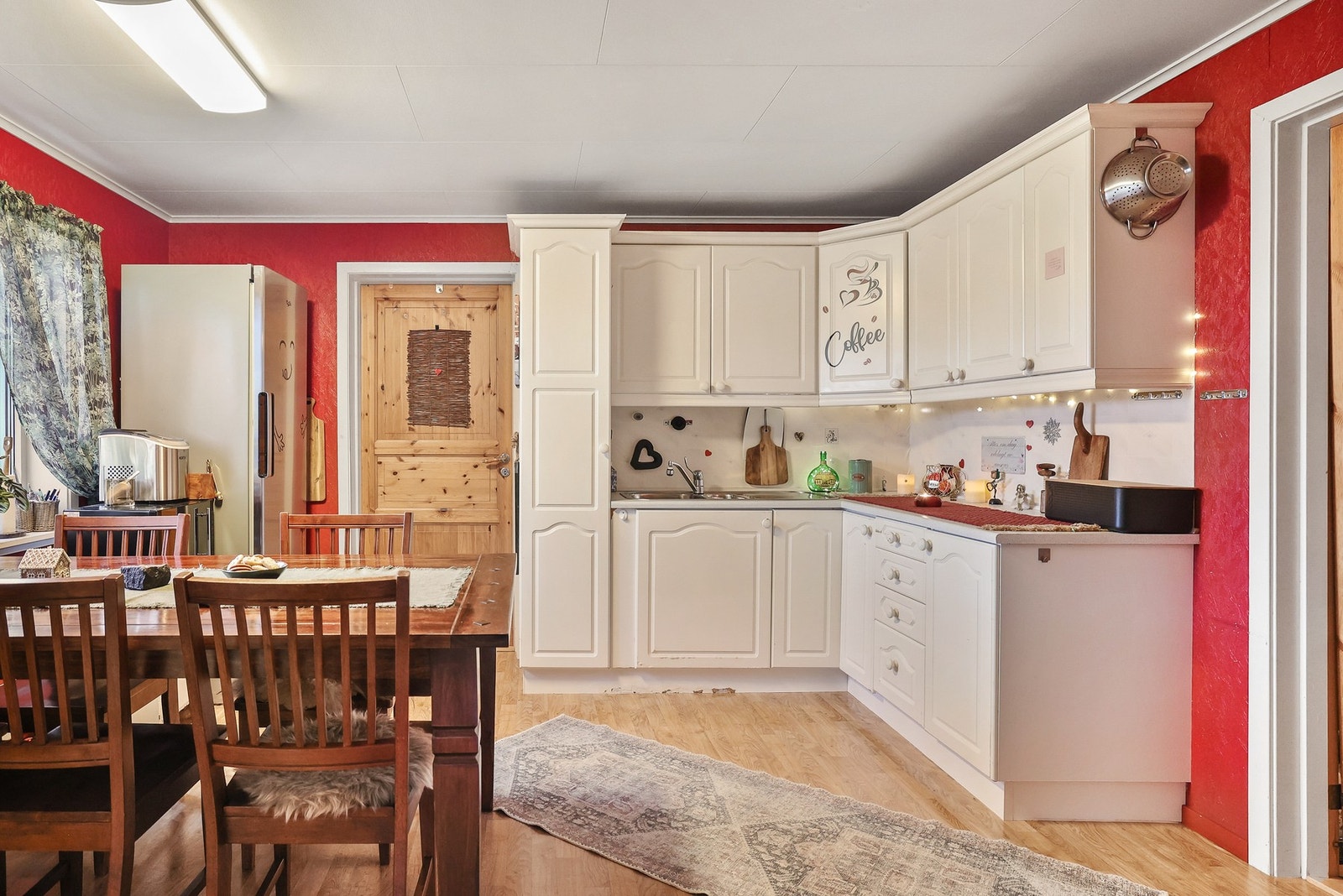 Innredning med profilerte fronter og benkeplate av laminat. Galleribilde