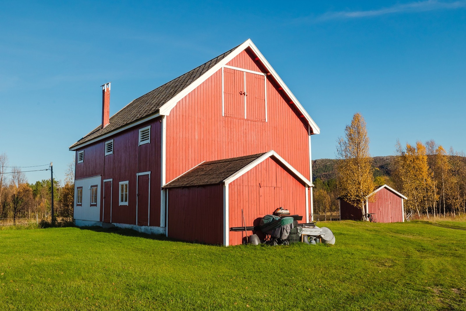 Fjøset byr på god lagringsplass. Galleribilde