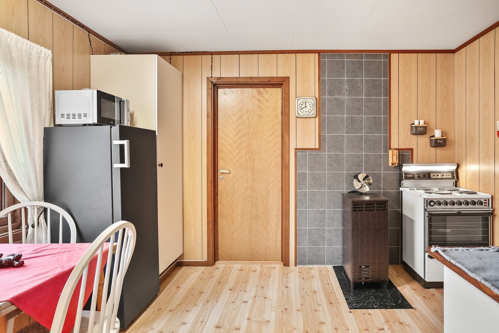 Det er monter peisovn for god oppvarming. Galleribilde