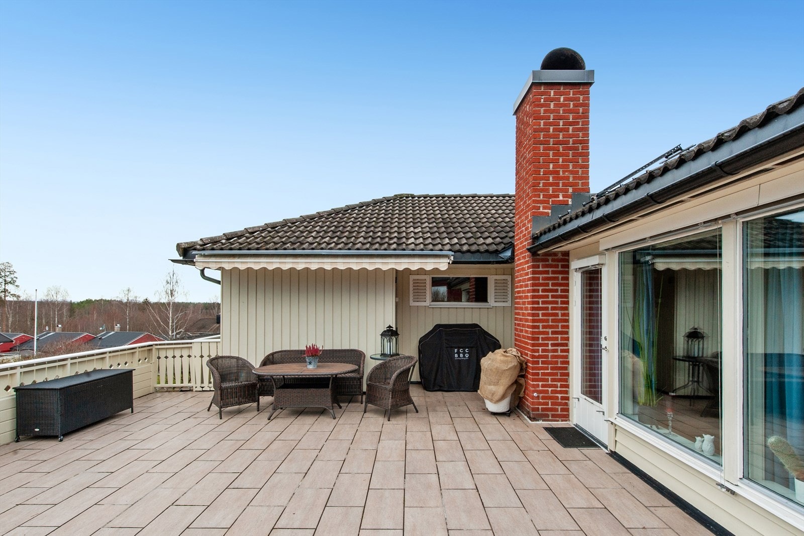 Flislagt terrasse med utgang fra stuen gir et romslig uteområde på ca. 45 m2. Galleribilde