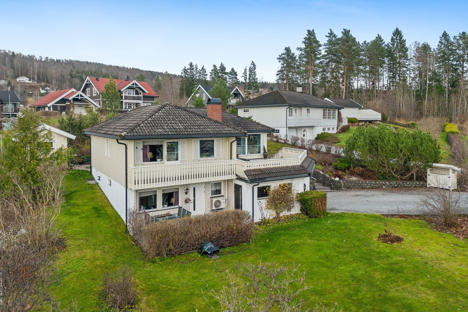 Svevegen 28 er en attraktiv eiendom beliggende i et etablert boligfelt i Vallset. Galleribilde