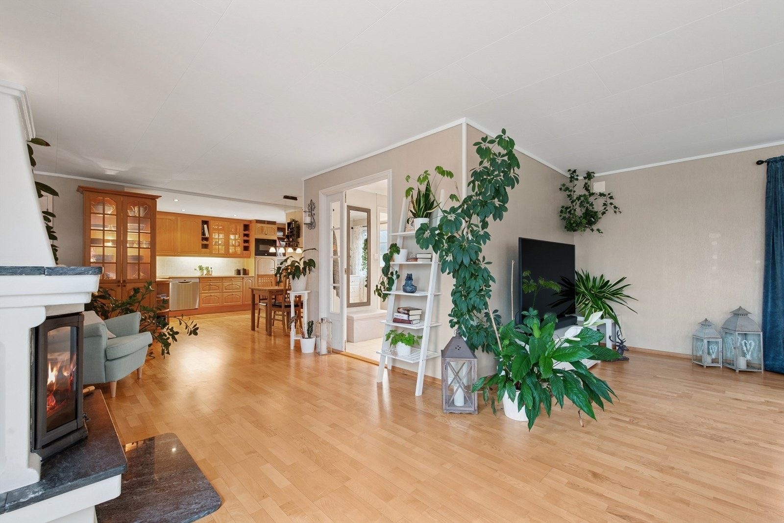 Delvis åpen og sosial løsning mellom kjøkkenet og stuen. Galleribilde