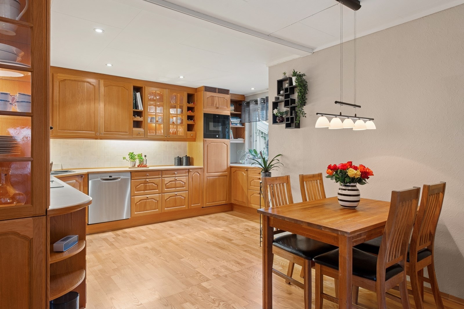 Kjøkkeninnredning fra 1997 med profilerte fronter og laminert benkeplate med kompositt kum. Galleribilde