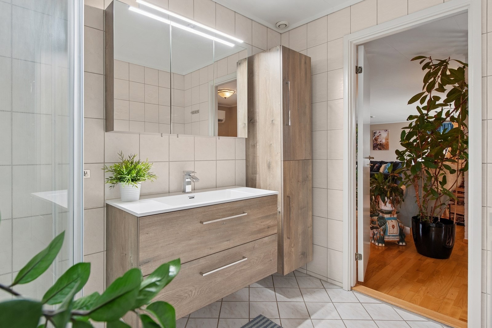 Badet har flislagte overflater med varmekabler i gulvet. Galleribilde