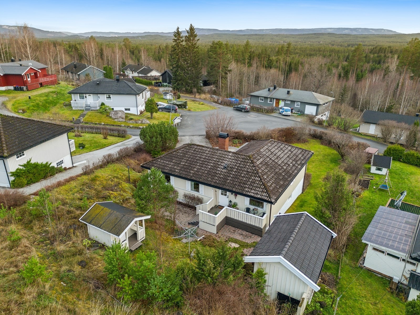 I tillegg har eiendommen en garasje på 42 kvm, og en bod/uthus på 12 kvm. Galleribilde