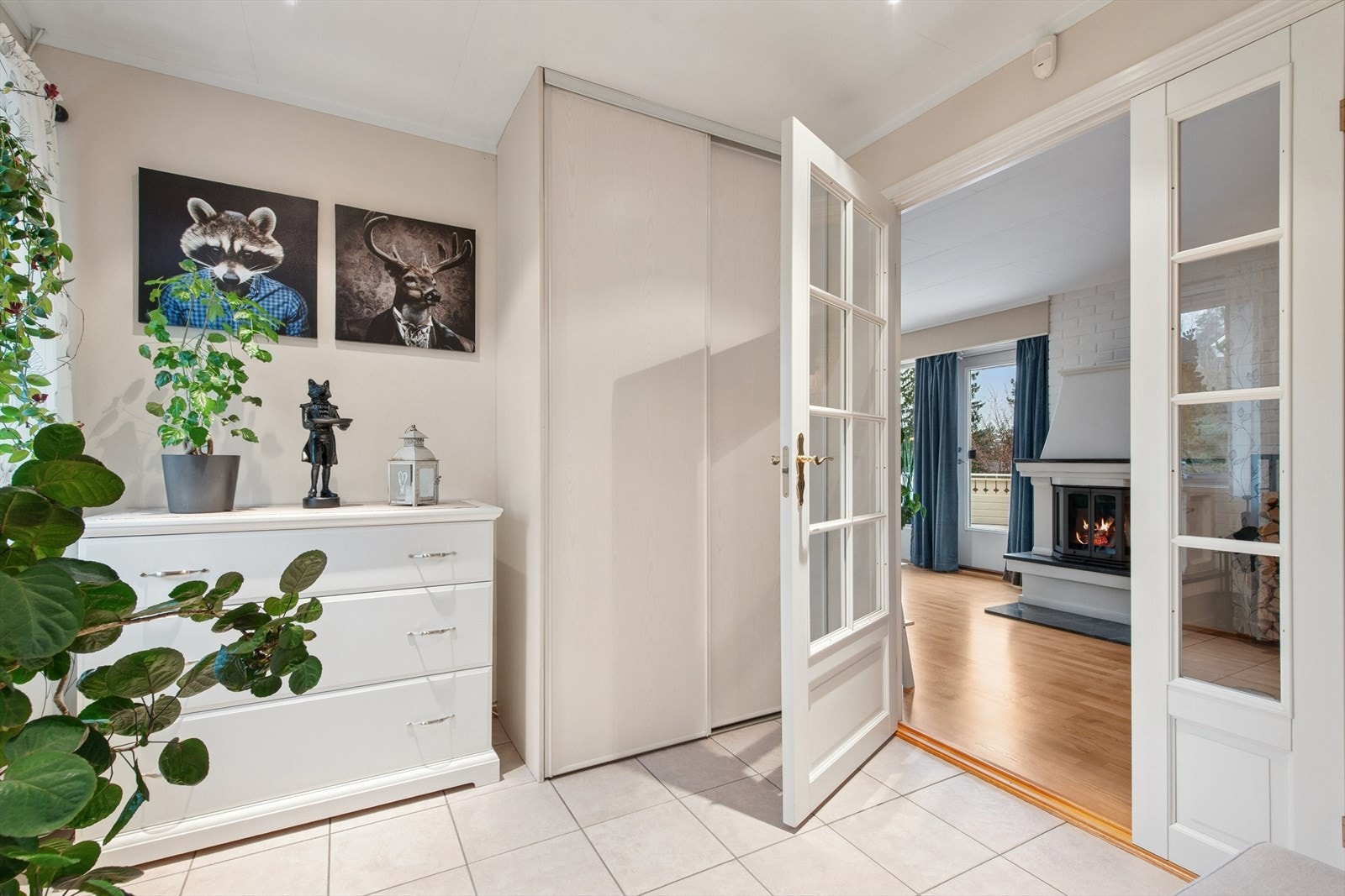 Flislagt gulv gir en praktisk og slitesterk entréløsning. Skyvedørsgarderobe gir effektiv oppbevaring i rommet. Galleribilde