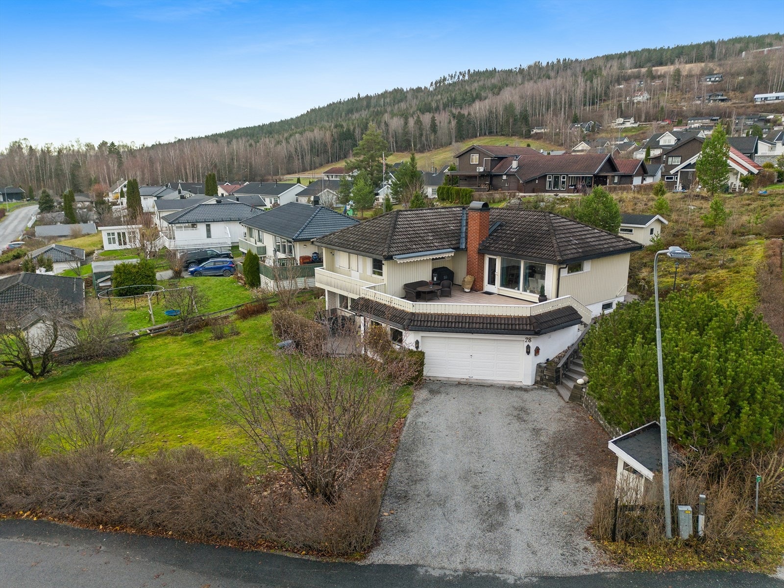 Garasjen er tilbygget med lettklinkerblokker og har en leddport med elektrisk portåpner, samt lys og strøm. Galleribilde