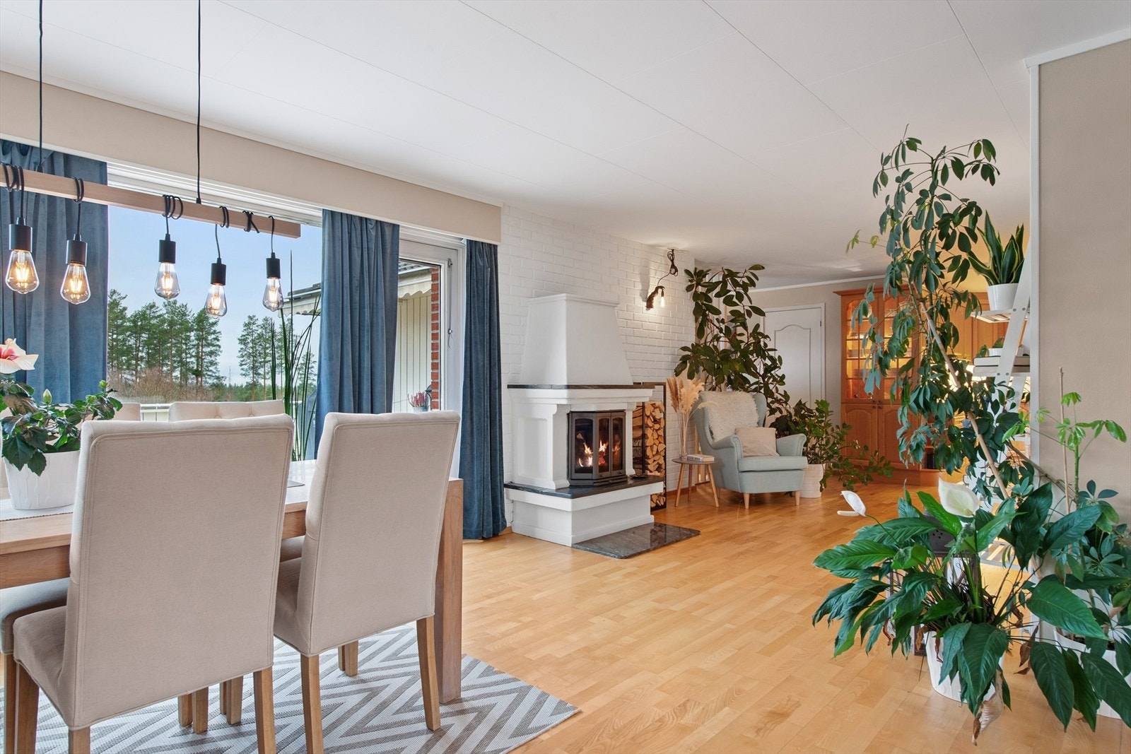 Peis med peisinnsats gir effektiv oppvarming i stuen. Galleribilde