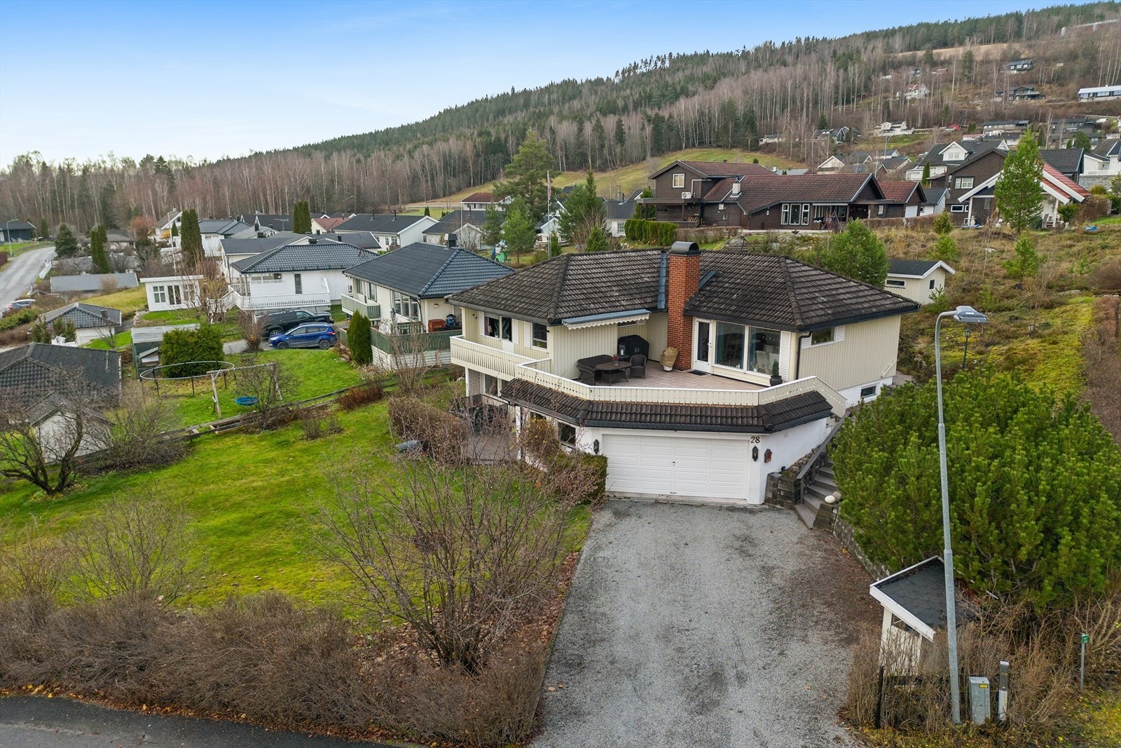 Tomten er opparbeidet med plen og beplantning, og har en gruset gårdsplass med parkering på egen eiendom. Galleribilde