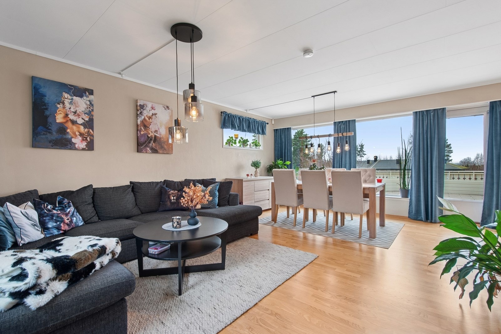 De store vindusflatene gir rikelig med naturlig dagslys i stuen. Galleribilde