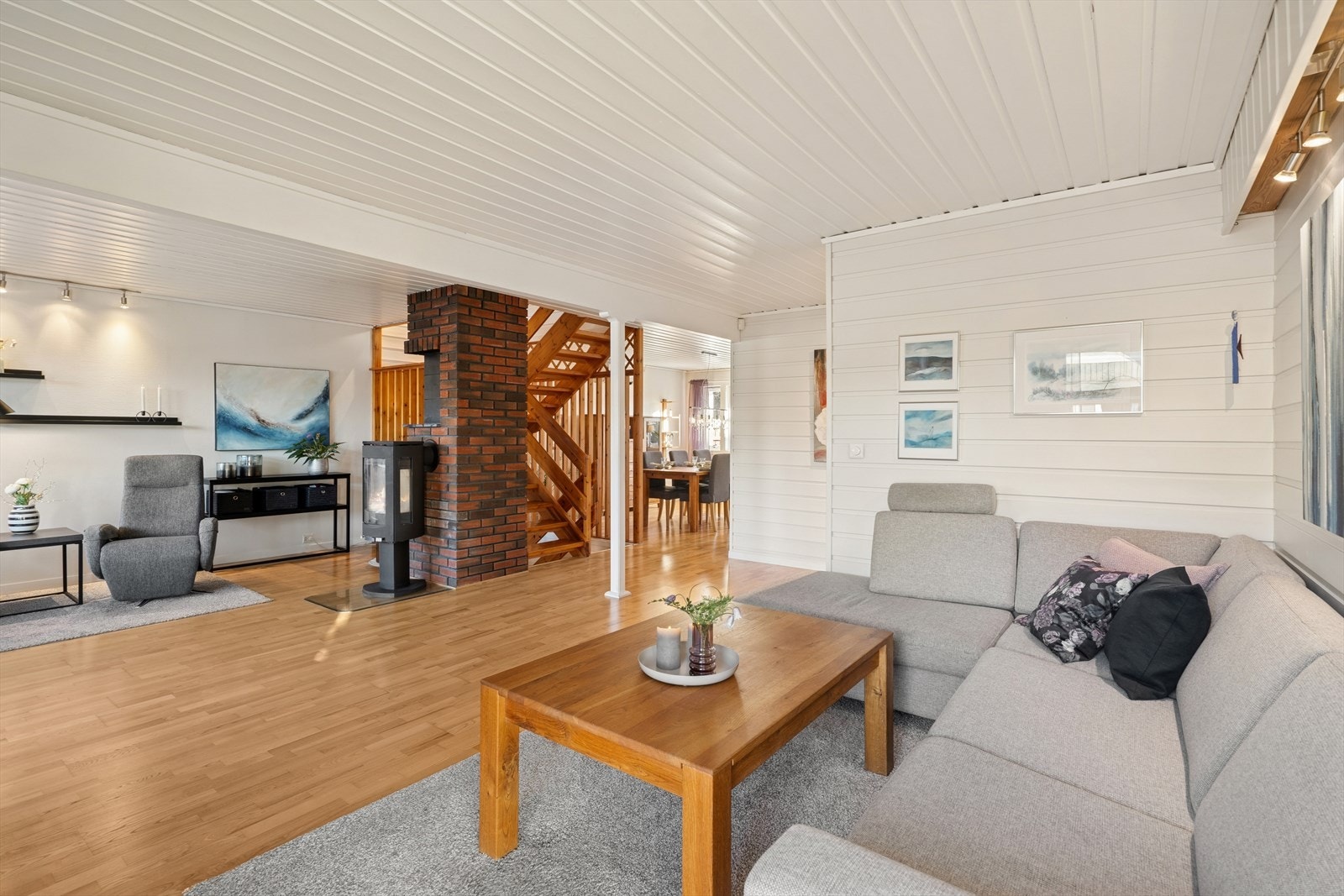 Stue med flere soner, avslapping i sofaen eller ved peisen Galleribilde