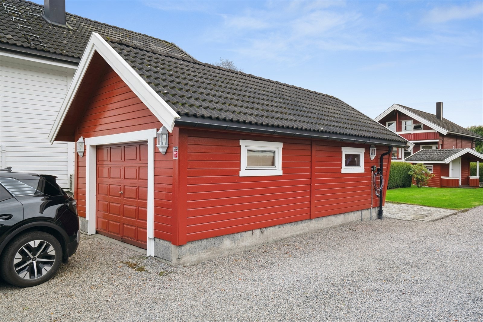 Garasje med elbillader Galleribilde