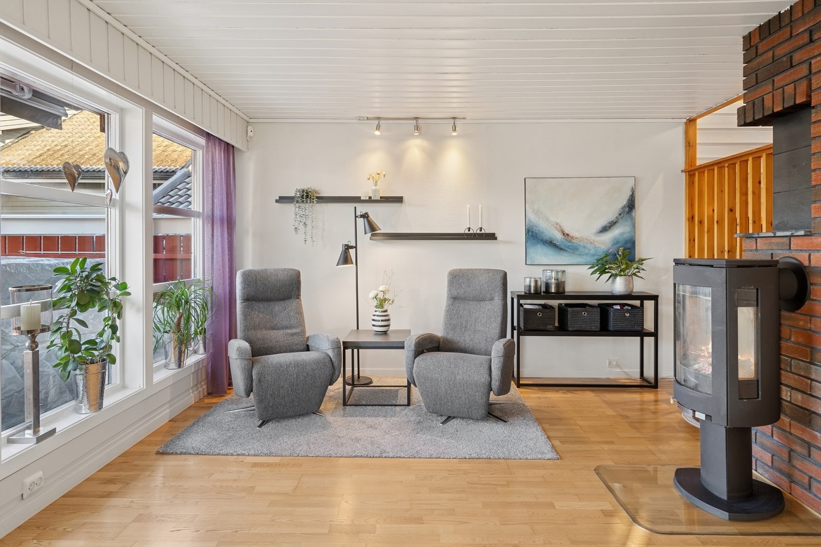 To koselige sitteplasser ved siden av peisovnen Galleribilde