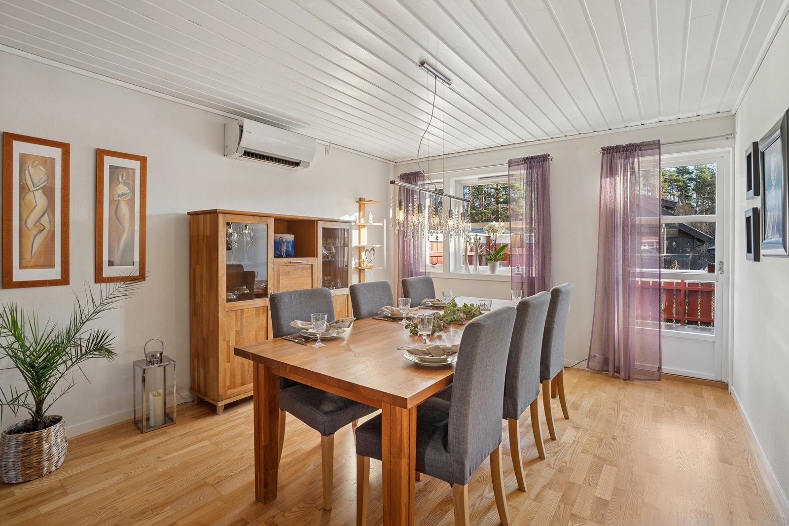 Spiseplass med hyggelig utsikt og kort vei ut til terrassen Galleribilde