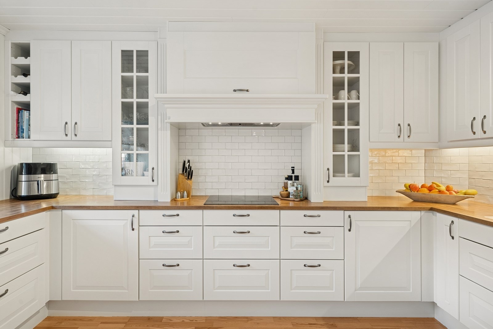 Praktisk kjøkken med rikelig arbeidsplass Galleribilde