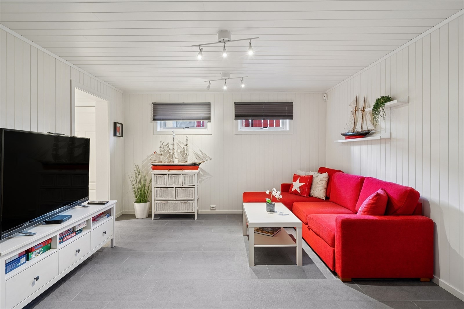 Stue med sofa og TV for sene kvelder Galleribilde