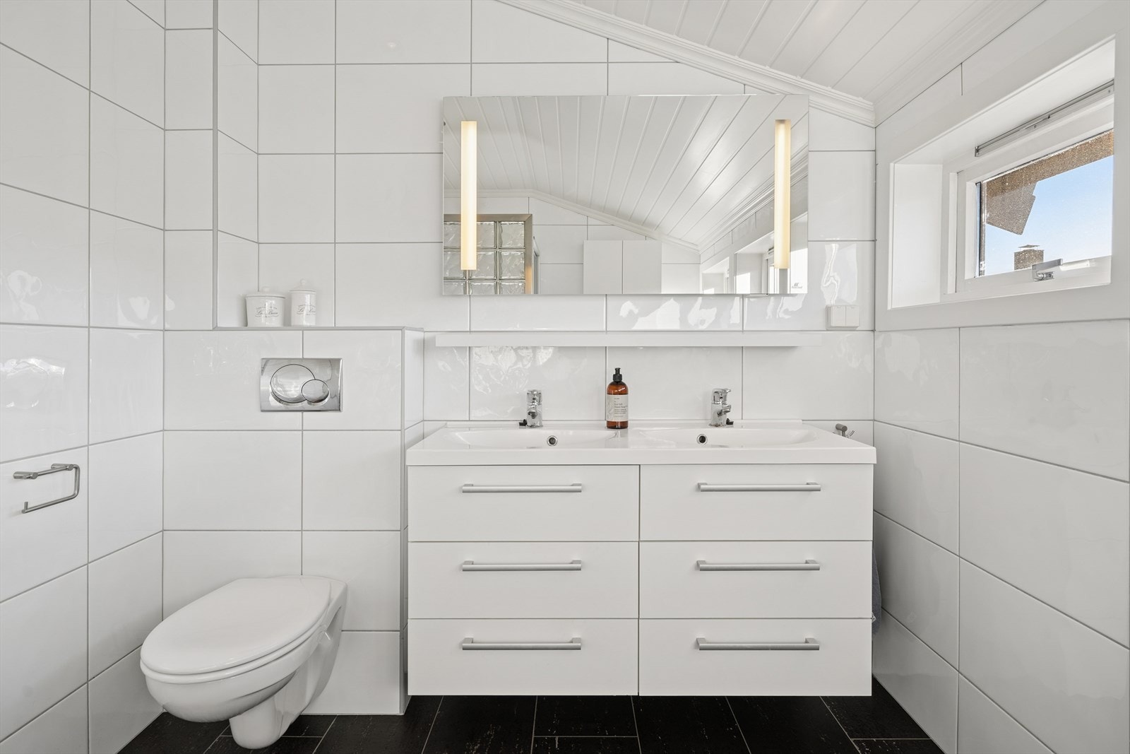 Stilig bad med elektrisk gulvvarme Galleribilde