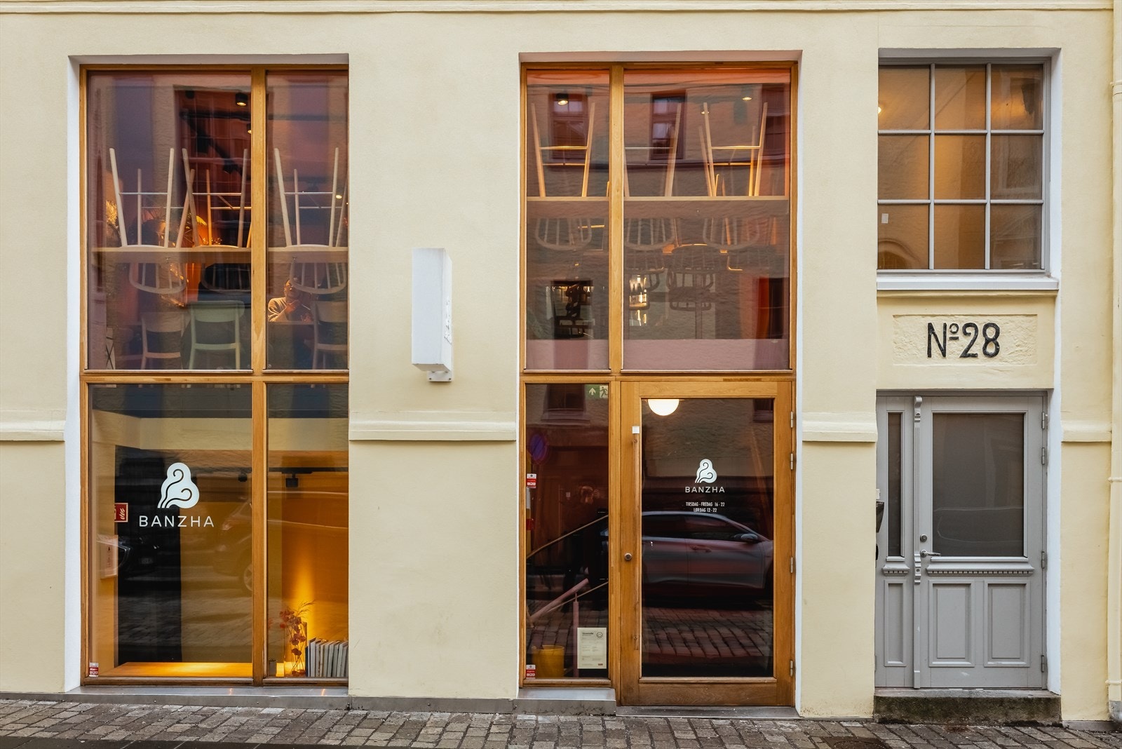 Er man glad i å spise ute passer lokasjonen perfekt for deg, det kryr rett og slett av restauranter å velge mellom i kort avstand fra leiligheten. Galleribilde