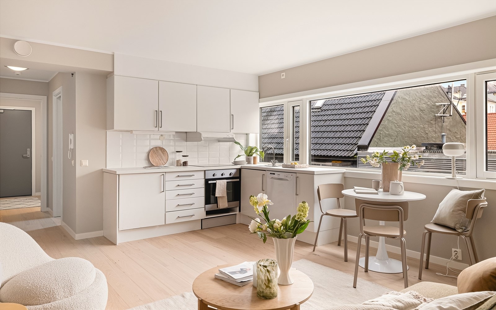 Leiligheten i ligger i byggets 4. etasje og inneholder entré, stue/kjøkken, soverom, bad og kontor/bod. Galleribilde