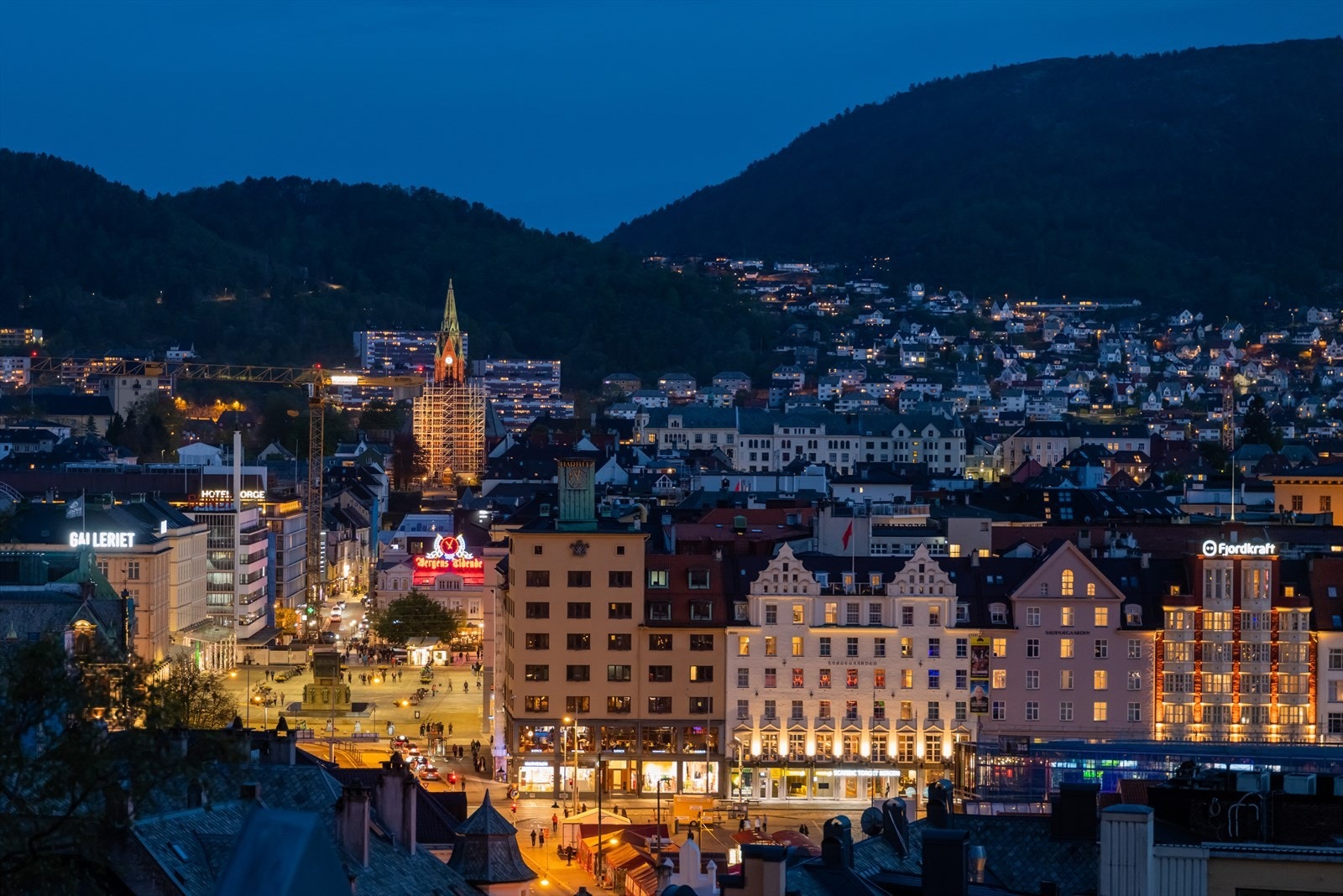 Utmerket beliggenhet for den urbane sjel som liker å ha "alt" like utenfor gatedøren - velkommen til visning! Galleribilde