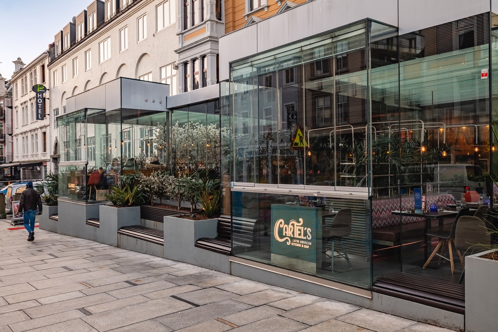 Populære Sumo, Pastasentralen og Cartel's ligger rett over gaten, her finner man også Starbucks og Godt brød. Galleribilde