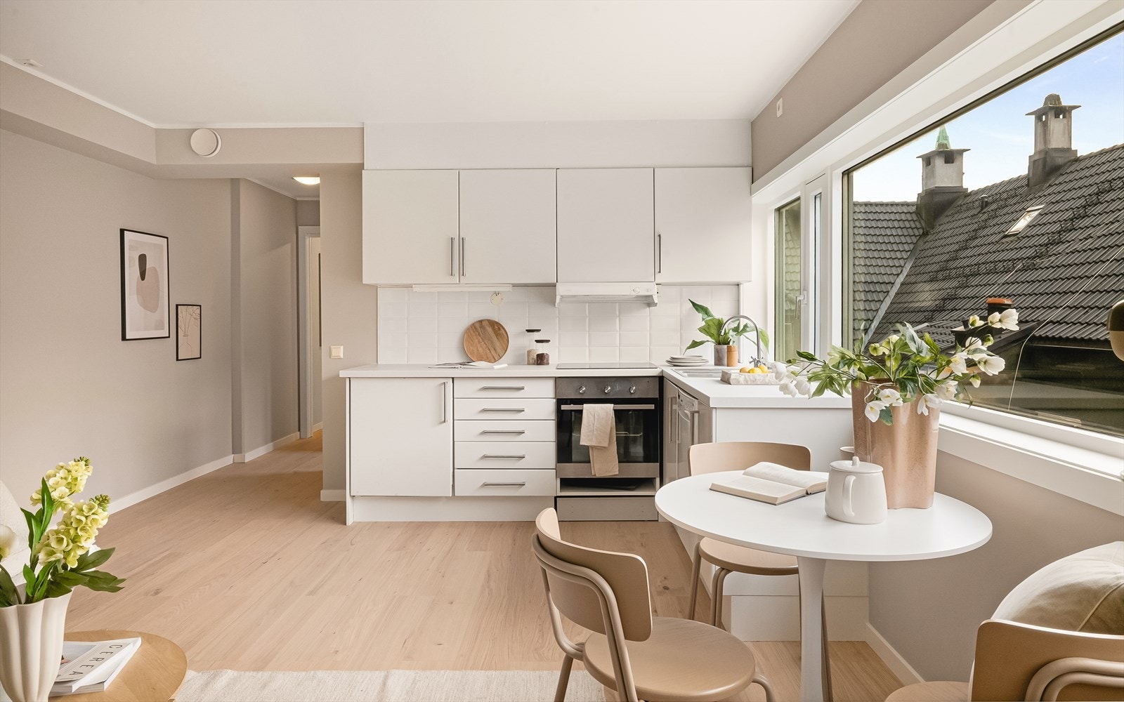 Den åpne løsningen gir rom for å innrede med spisebord som fungerer utmerket som et naturlig skille mellom stue og kjøkken. Galleribilde