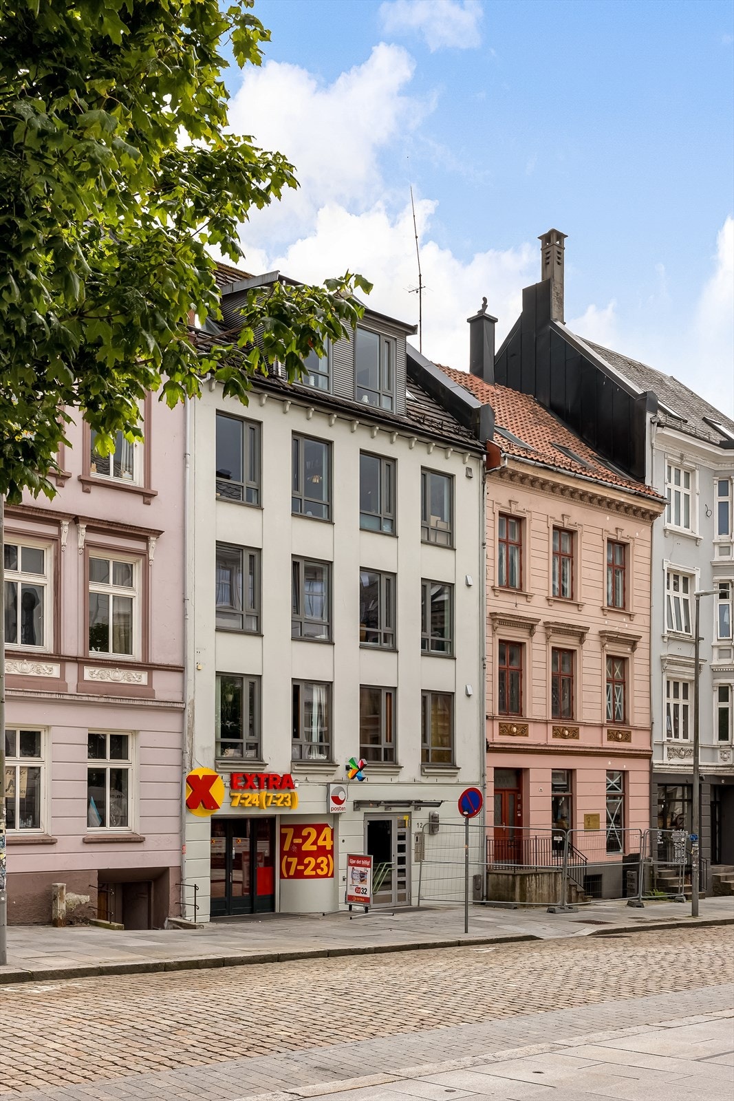 Inngangspartiet til borettslaget til høyre for Coop Extra. Galleribilde