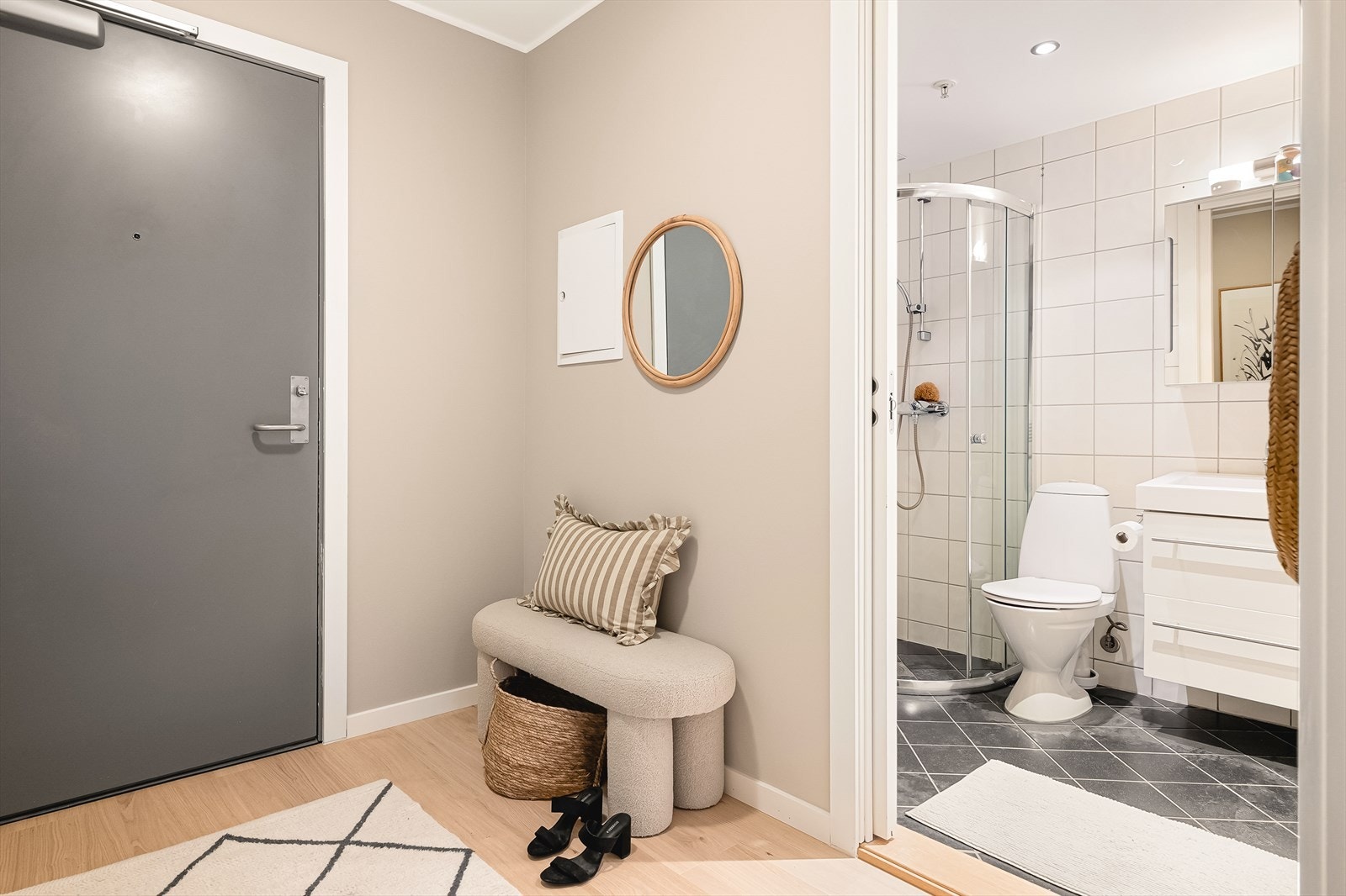 Innbydende entré med plass til å henge fra seg yttertøy og oppbevare sko. Galleribilde