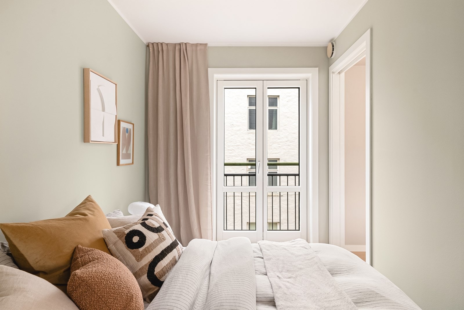 Soverommet er på 8 kvm og har fransk balkong ut mot bakgård. Galleribilde