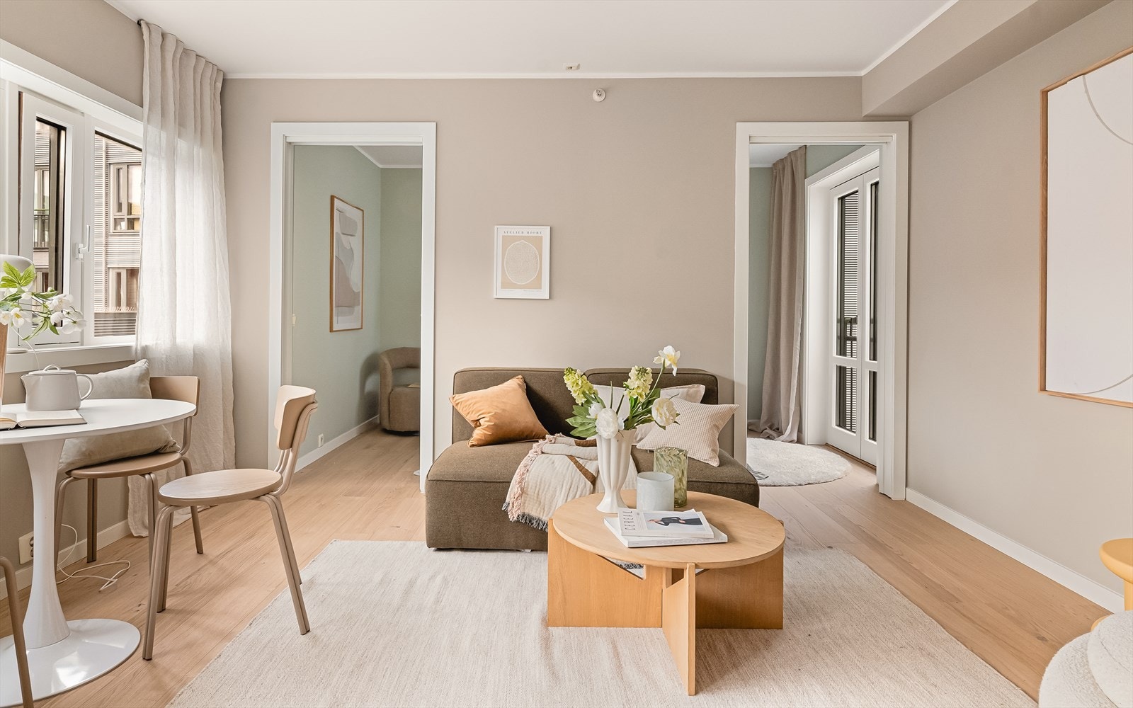 Fra stue er det tilkomst til leilighetens soverom. Galleribilde