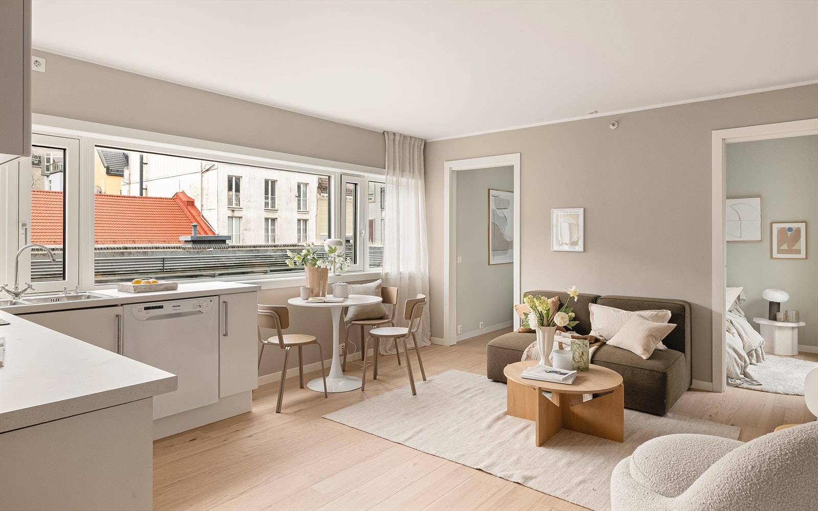 W Eiendomsmegling Bergen Sentrum ved Benjamin Bødtker og Christina Erstad har gleden av å presentere denne flotte leiligheten midt i smørøyet! Galleribilde