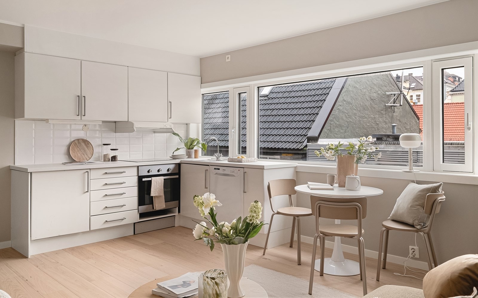 Store vindusflater gir godt med naturlig lysinnslipp. Galleribilde