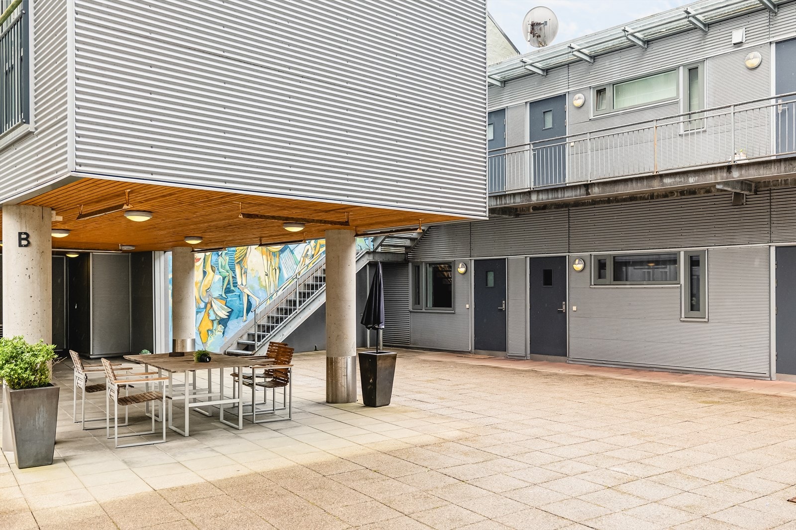 Bygget var ferdig oppført i 2005. Bakgården til borettslaget er koselig og pent opparbeidet. Galleribilde