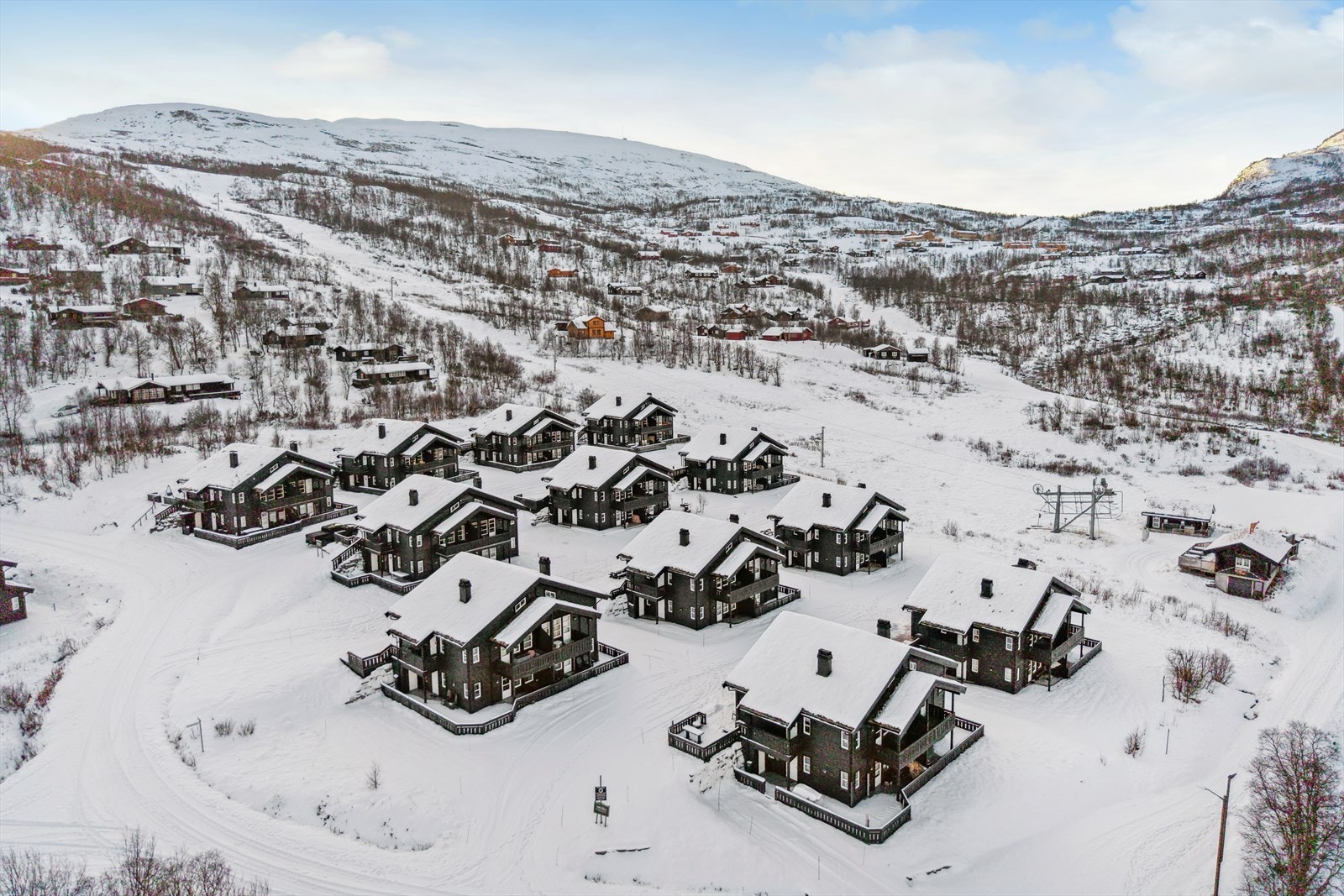 Denne leiligheten ligger i et naturskjønt område med enkel tilgang til både sommer- og vinteraktiviteter. Området byr på milevis med oppkjørte skiløyper og ski inn/ut fra skiheisanlegg, samt gangavstand til butikk. Galleribilde