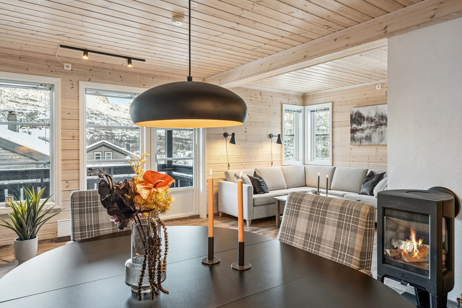 Det er montert et fint ildsted som sørger for lun varme og knitrende god stemning på kalde dager. Galleribilde