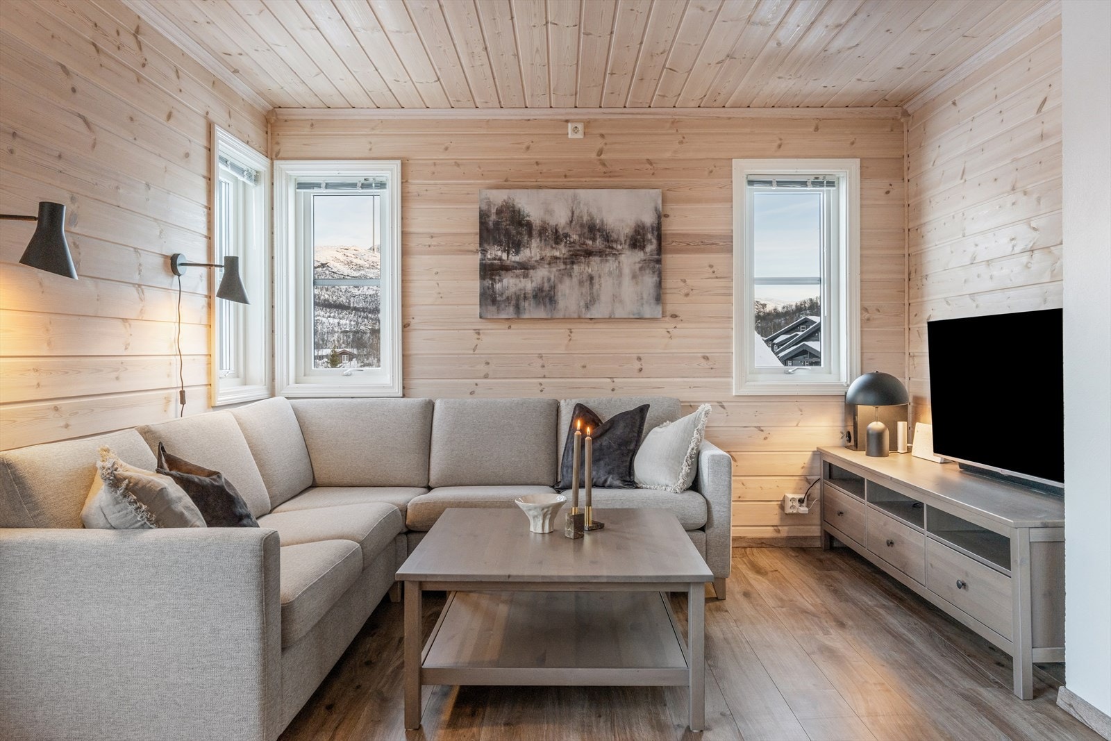 Liggende furupanel behandlet med panellakk gir en varm og naturlig atmosfære. Galleribilde