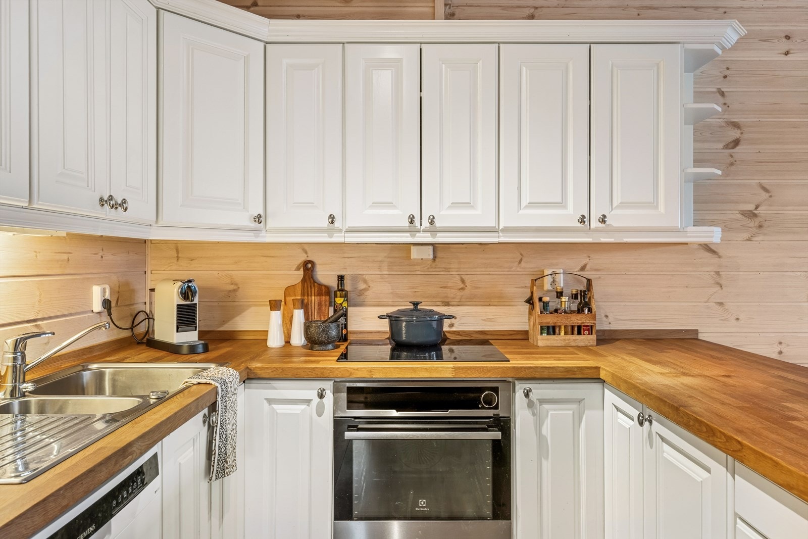 Gulvet er belagt med laminat med underliggende varmefolie, mens vegger og himling har furupanel behandlet med panellakk. Galleribilde