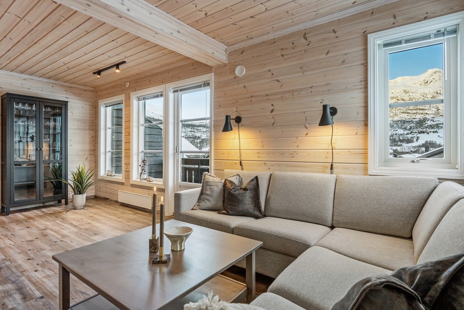 Leiligheten har en koselig stue med god plass til møblering i flere soner. Galleribilde