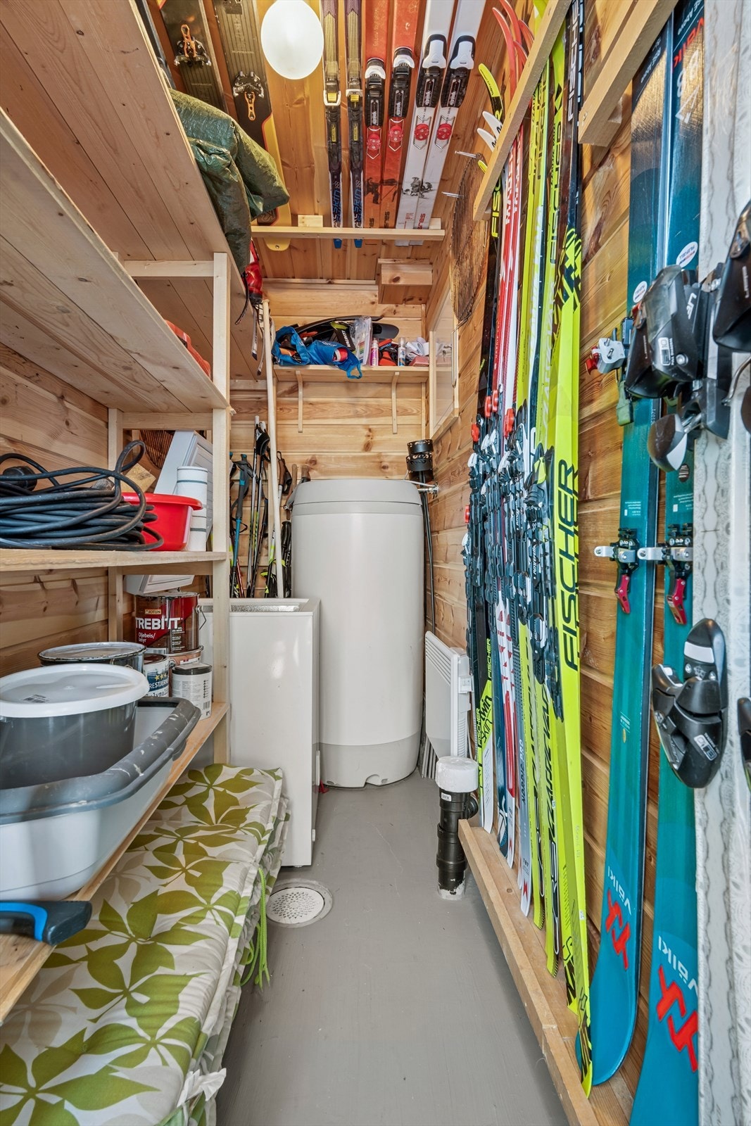 Det er god lagringsplass i boden. Galleribilde