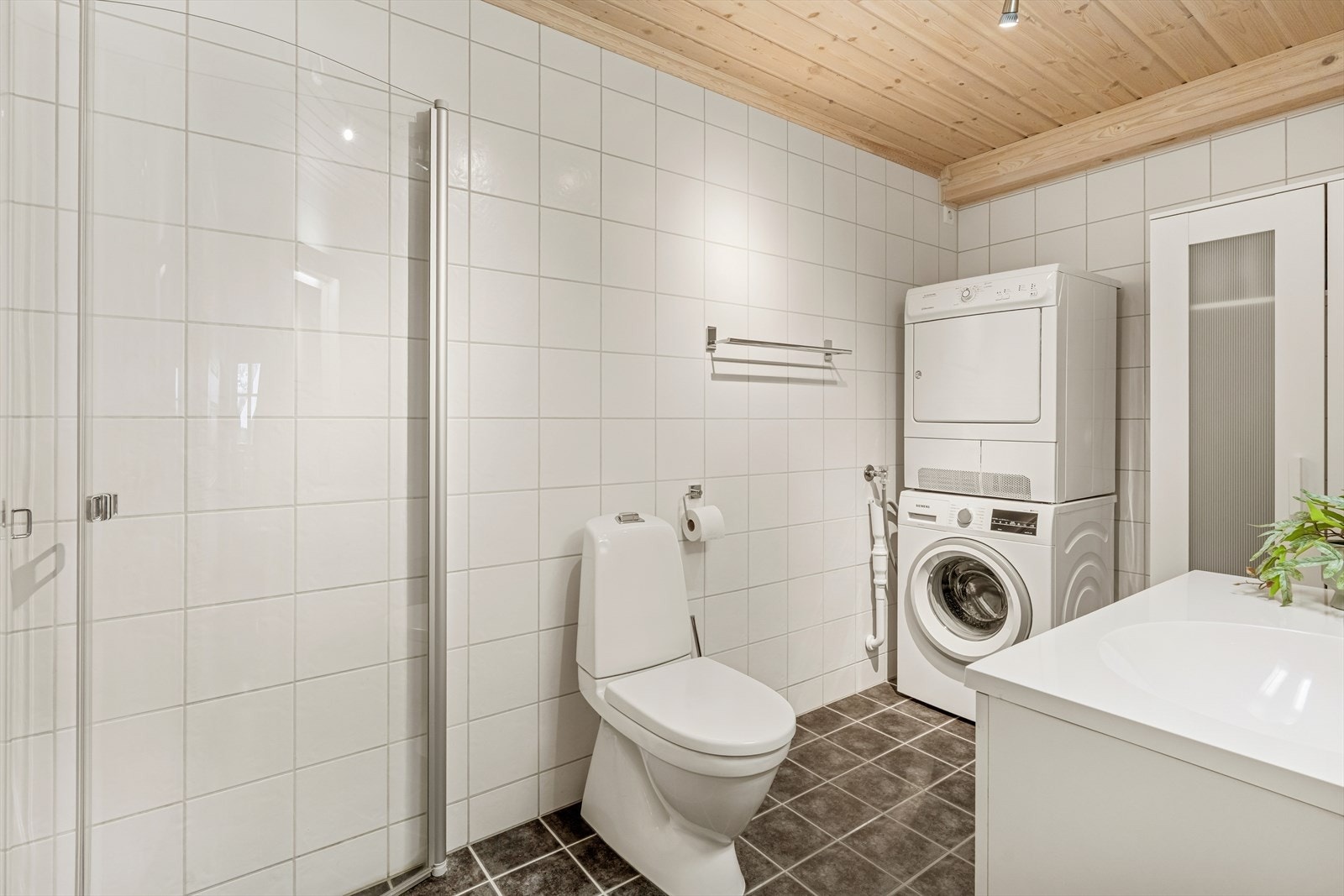 Badet fra 2012 er utstyrt med fliser på gulv og vegger, samt behandlet furupanel i himlingen. Det er varmekabler i gulvet. Rommet er innredet med en baderomsinnredning med helstøpt servantplate, et gulvmontert klosett og et dusjhjørne med glassdører. Galleribilde