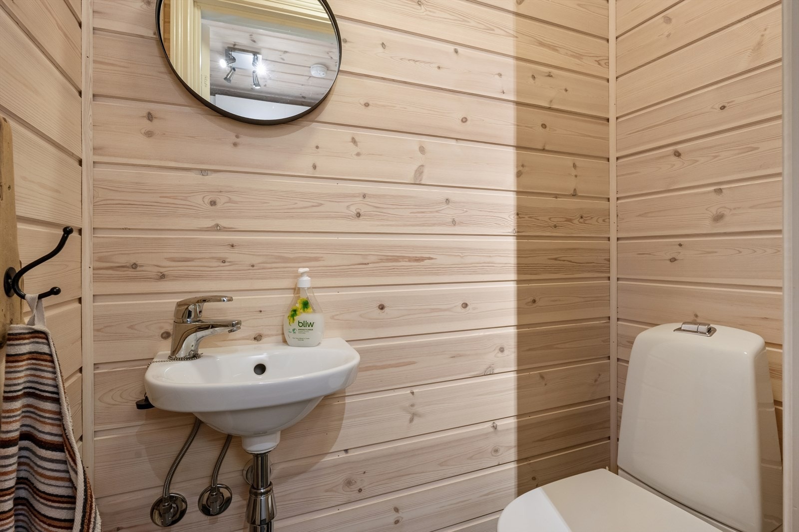 Toalettrommet fra 2012 har flis på gulv med varmekabler, og vegger og himling er kledd med furupanel behandlet med panellakk. Rommet er innredet med et gulvmontert klosett og en servant. Galleribilde