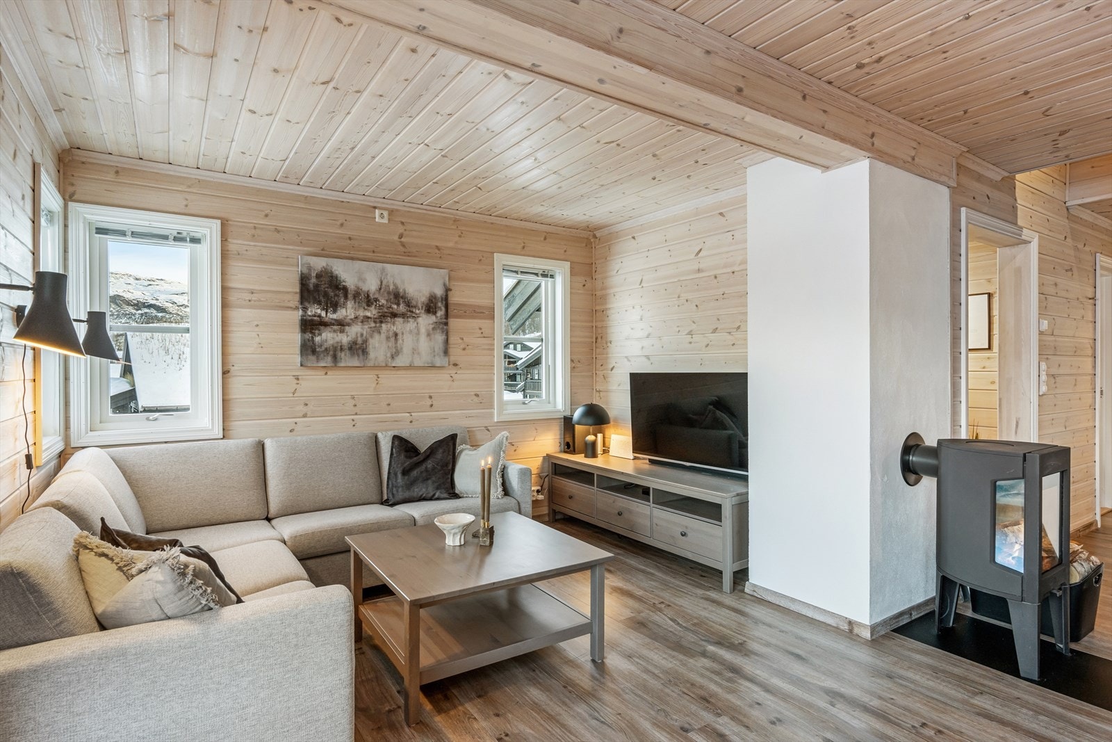 Peisovn i stuen gir effektiv oppvarming sammen med varmekabler og varmefolie. Galleribilde