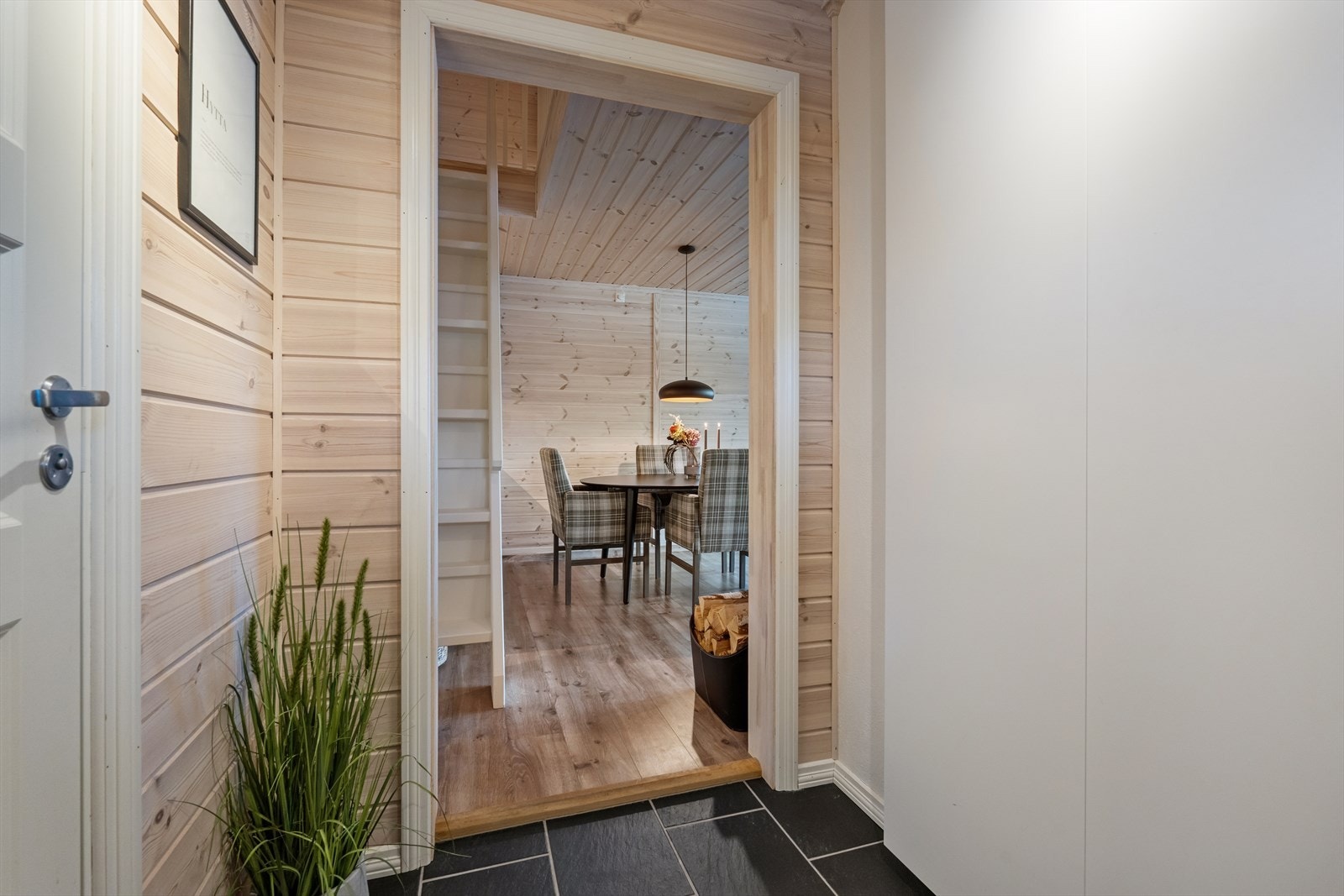 Velkommen inn! Entréen har praktiske fliser på gulvet, og det er god lagringsplass i garderobeskap med skyvedører. Galleribilde