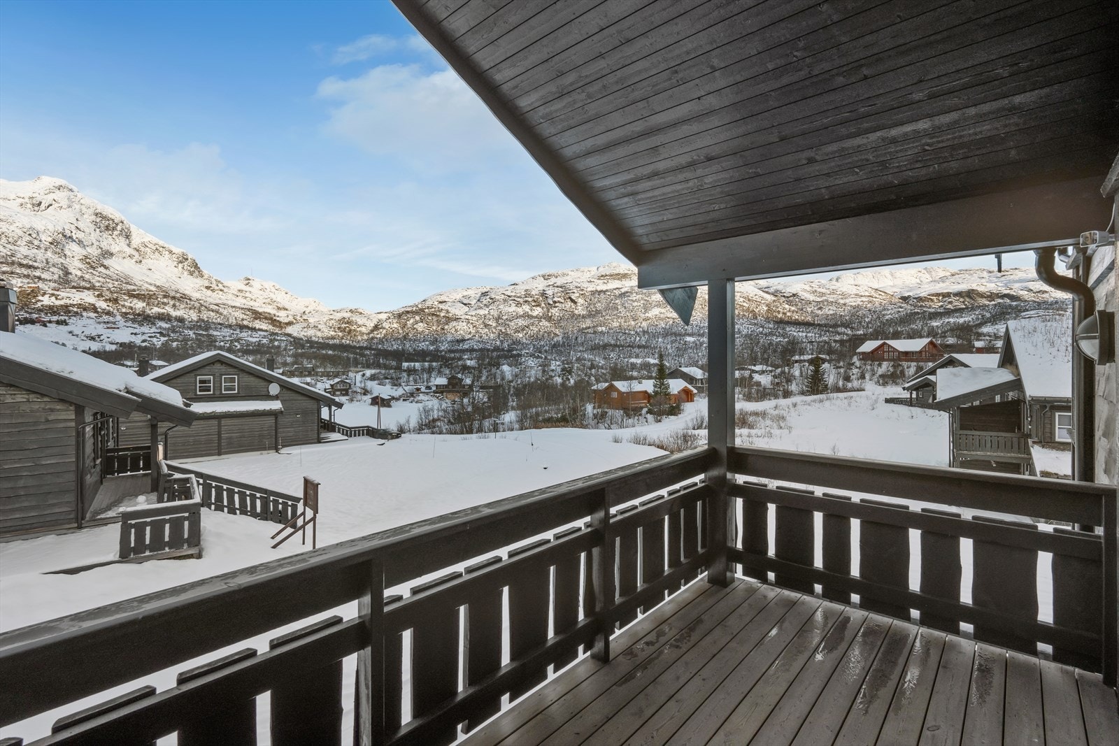 Fra stuen er det utgang til en veranda med flott utsikt og gode solforhold. Galleribilde
