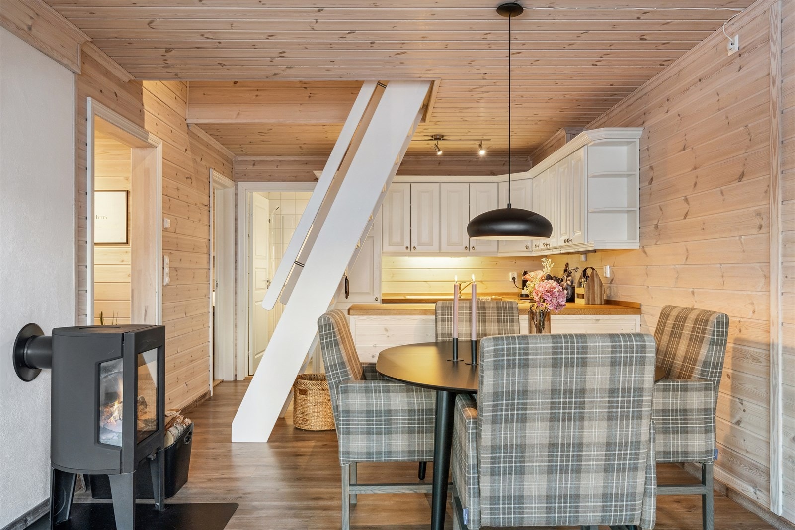 Det er god plass til spisebord ved kjøkkenet. Galleribilde